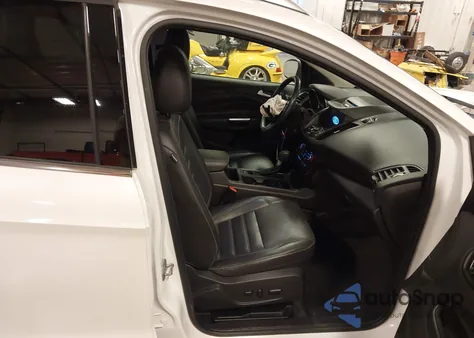 2017 Ford Escape Titanium z USA, uszkodzony, nr VIN 1FMCU0J96HUC25652